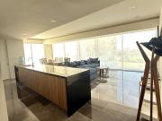 Amplio departamento con vista al campo de golf Las Lomas...