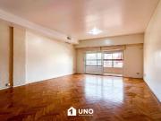 Amplio departamento de 3 dormitorios con balcón en...