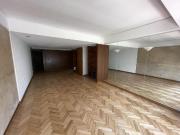 Amplio Departamento de 6 Ambientes con Dependencia en...