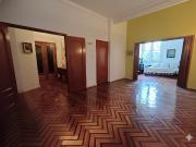 Amplio departamento de categoría con patio en Recoleta....