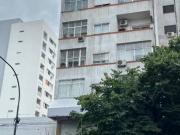 Amplio departamento sobre avenida