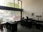 AMPLIO LOCAL A LA CALLE CON OFICINAS