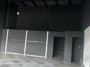 Amplio local comercial con terraza en plaza Andador
