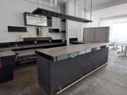 Amplio Local Comercial de Tres Pisos Listo Para Usarse...