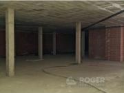 Amplio local con fachada luminosa, junto zona comercial