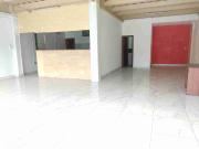 Amplio local en renta con parqueaderos