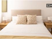 Amplio, luminoso, cerca de la estación de metro Liceu