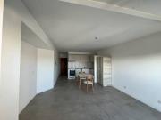 Amplio monoambiente con balcon a la calle