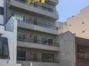 Amplio monoambiente de 9 x 3 con salida al balcon al frente