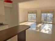 Amplio monoambiente luminoso con balcon