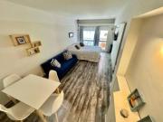 Amplio monoambiente reciclado con balcón saliente y a...