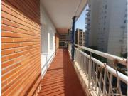 Amplio piso con cuatro dormitorios en playa de san juan