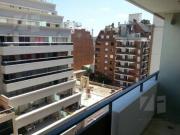 Departamento de 2 dormitorios con balcón a la calle en...