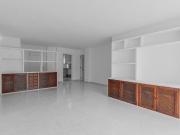 Amplio y luminoso apartamento con terraza y piscina en...
