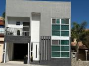 Amplios espacios y alberca privada