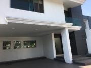 AMPLÍSIMA Y REMODELADA, TU CASA IDEAL EN ZONA IDEAL