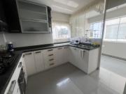 AMPLITUD Y BUEN CLIMA EN FLAT UBICADO EN LA PARTE BAJA...