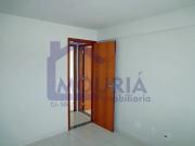 Amplo apartamento de frente com 03 quartos e garagem