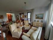 Amplo e confortável em frente à praça