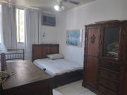 AMPLO QUARTO COM CÔMODA, CAMA DE CASAL E ARMÁRIO