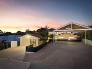 An Elevated Coastal Retreat with Self Contained Cottage An Elevated Coastal Retreat with Self Contained Cottage