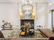 An exceptional 5 bedroom house in Horbury Crescent,...