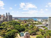 An Exceptional Apartment Offering Grand Hyde Park Views