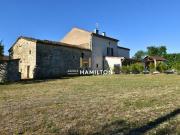 ANCIEN CORPS DE FERME RÉNOVÉ AVEC PISCINE, DEUX GRANGES...