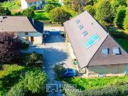 Ancien corps de ferme rénové avec ses deux habitations...
