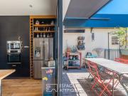 Ancien entrepôt rénové avec piscine, garage et terrasses...
