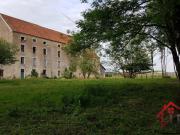 Ancien moulin rénové sur 3,5 hectares avec accès direct à la