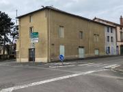 Ancien Relais, situé à l'angle de deux rues avec...