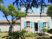 Ancienne école rénovée avec jardin, piscine et...