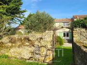 Ancienne ferme rénovée avec dépendances et boxes à...