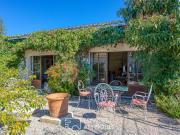 Ancienne ferme rénovée avec jardin verdoyant et dépendances