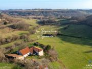 Ancienne ferme sur LUSIGNAN PETIT, proposant une maison...