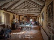 Ancienne magnanerie en pierre, rénovée, nichée dans un...