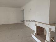 Andar moradia mais loja em fase de acabamentos