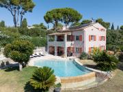 ANTIBES SAINT MAYMES CALME ET VOLUMES GENEREUX