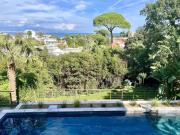 ANTIBES, VILLA RENOVEE VUE MER DANS UN DOMAINE PRIVÉ