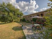Antico casale in pietra, che fa parte di un piccolo...
