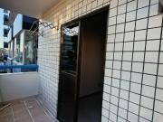 Apartamento 2/4 sendo 01 suíte com varanda a 02 quadras...