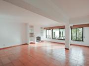 Apartamento 6 assoalhadas com garagem e arrecadação em...