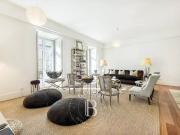 Apartamento com jardim e estacionamento