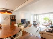 Apartamento com muito astral e luz natural, para viver...