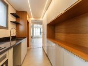 Apartamento com pé direito duplo e ambientes iluminados