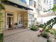 Apartamento com Pé Direito Alto e Jardim Privativo...