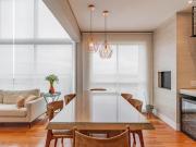 Apartamento com pé direito duplo, 04 Dormitórios, 03...