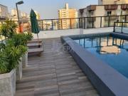 Apartamento com piscina e 2 quartos em Praia Grande
