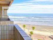 Apartamento com sacada vista mar | Prédio frente mar com...